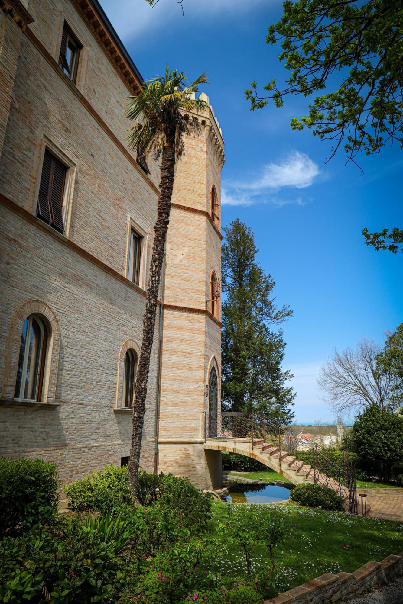 Castello Montegiove Hotel Fano Eksteriør billede